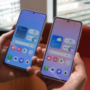 Два смартфона Samsung Galaxy с домашним экраном