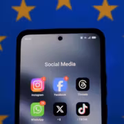 Экран смартфона Apple iPhone с папками соцсетей