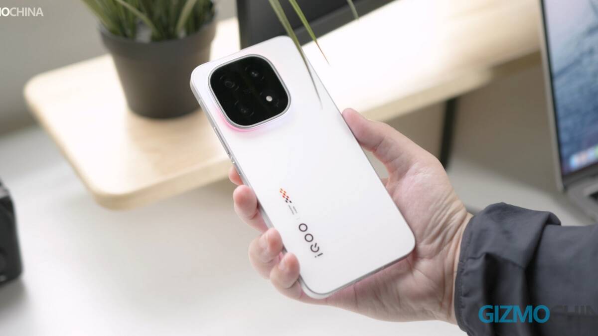 6 игровых смартфонов, которые тянут тяжелые игры без троттлинга 9 смартфон IQOO Neo 5s в руках человека