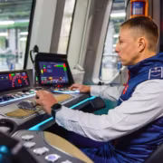 60 машинистов начали учить «Москву-2026» для Рублёво-Архангельской линии 4 Машинист за пультом электропоезда Москва-2026