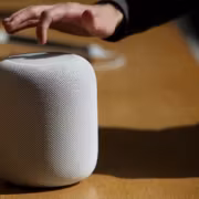 умный дом Apple HomePod мини на деревянной поверхности