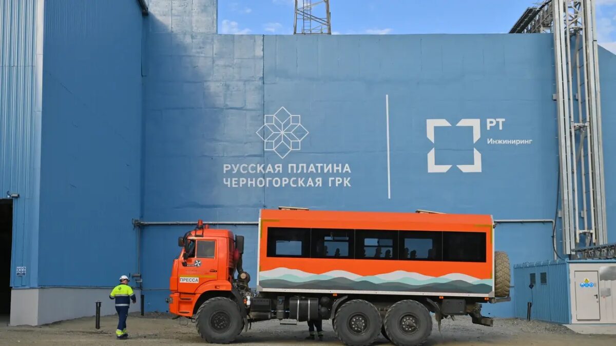 Автомобиль для перевозки руды у голубой стены Черногорского ГОКа