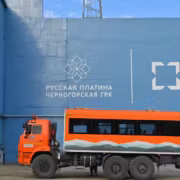 Автомобиль для перевозки руды у голубой стены Черногорского ГОКа