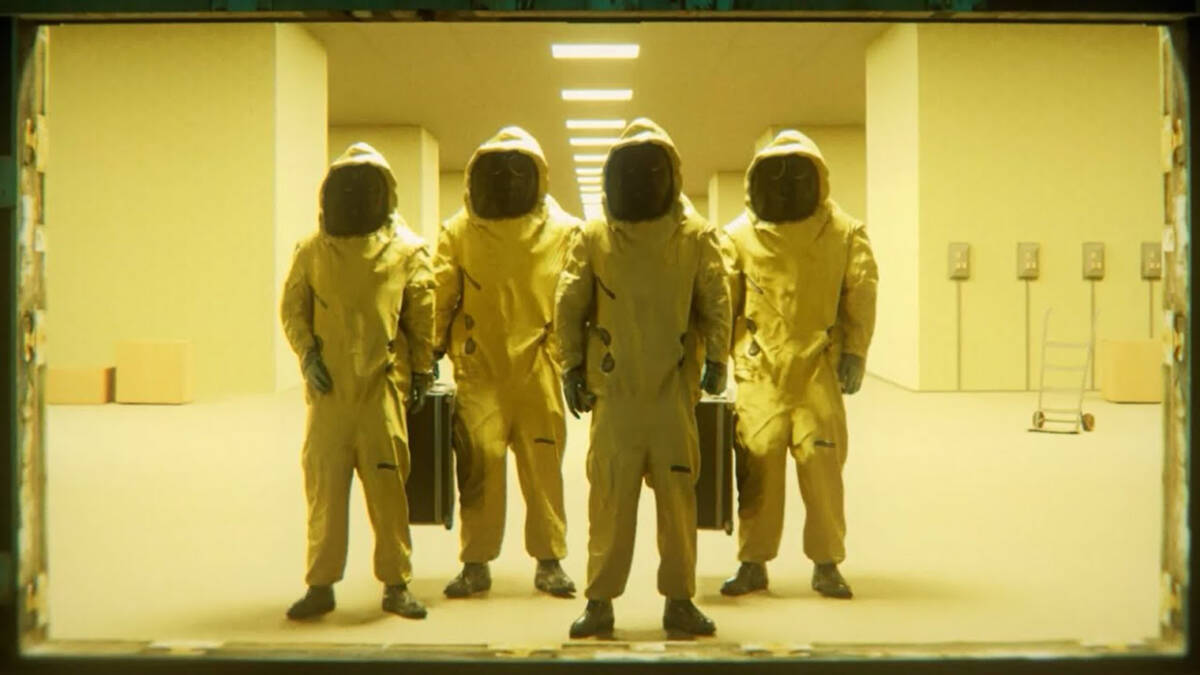 люди в защитных костюмах в коридоре«Ип Мана»