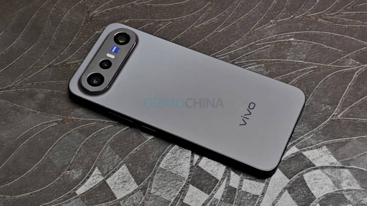 Смартфон Vivo X300e с тройной камерой на задней панели