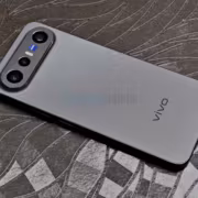 Смартфон Vivo X300e с тройной камерой на задней панели
