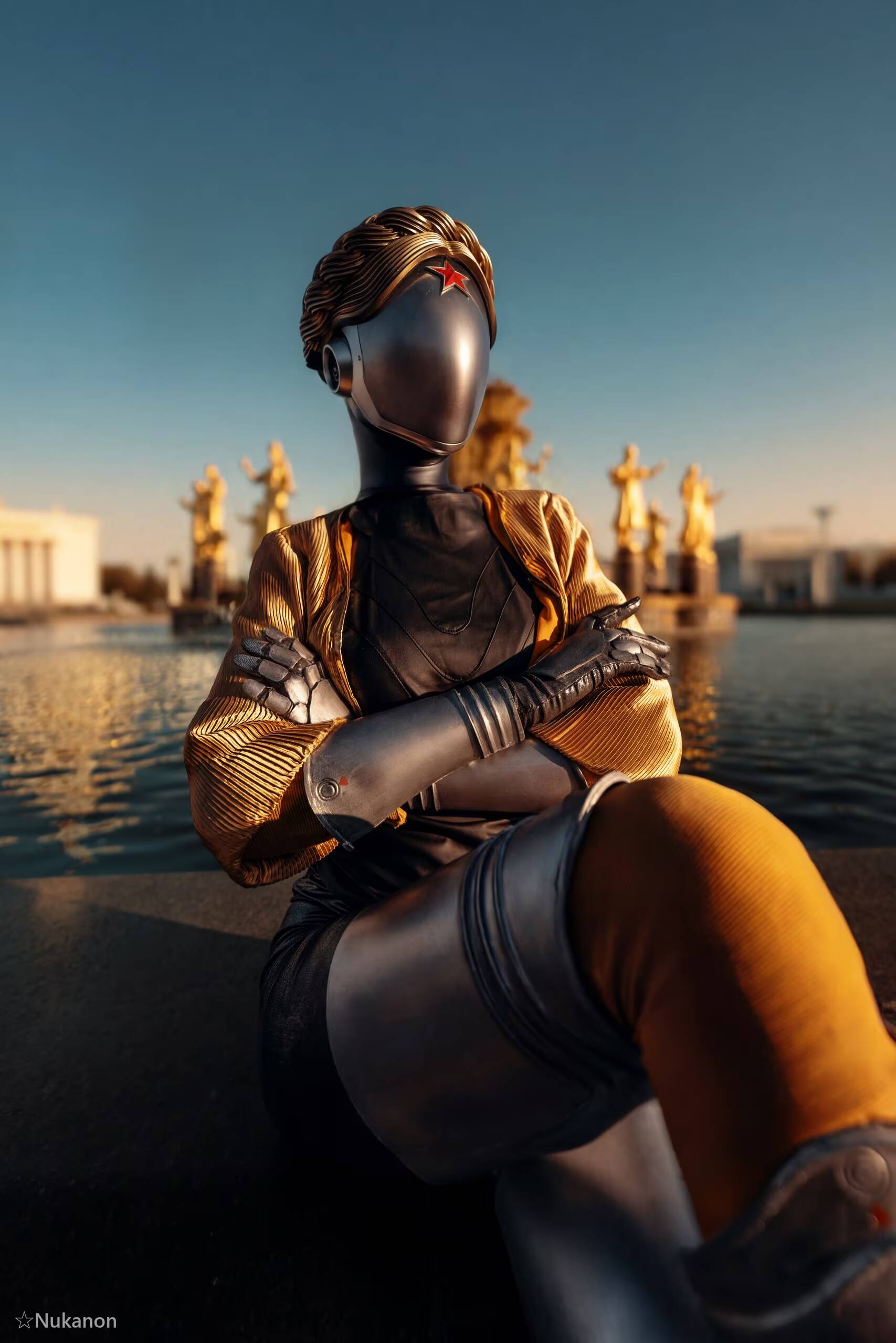 Косплей Близняшки из Atomic Heart на модели с роботом шлемом