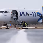 Самолет Ил-114-300 на земле у воротангорка