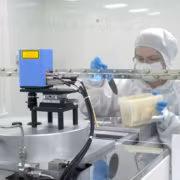 Ваксинг изолятор для производства с лабораторным сотрудником