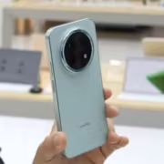 8500 мА·ч и 3,1 млн активаций. Huawei Enjoy 90 Pro Max стал хитом в Китае 4 Модель смартфона Huawei Enjoy 90 Pro Max в руке человека