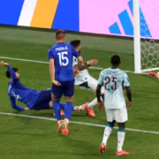 Футболисты в момент удара по воротам на ЧМ-2026 FIFA