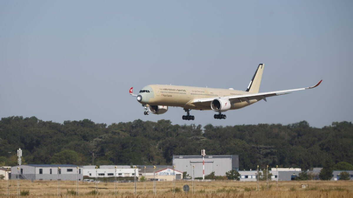 Самолёт Airbus A350-1000ULR готовится к посадке