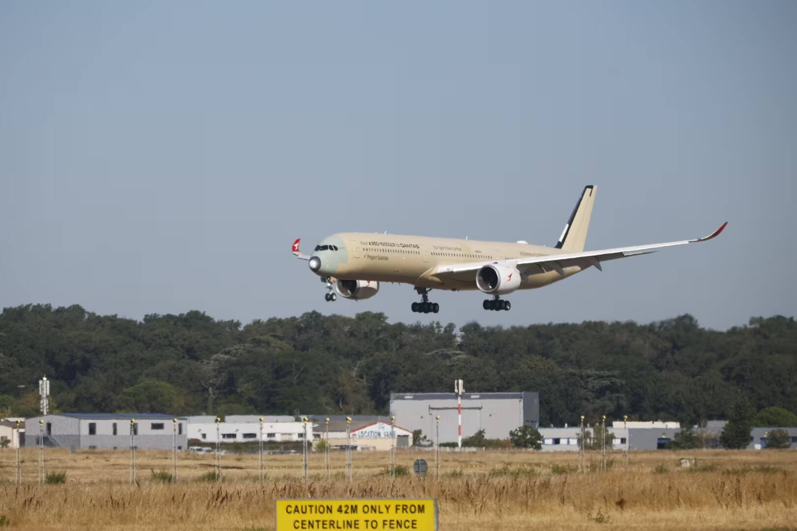 Airbus A350-1000ULR пролетел 23 076 км без дозаправки и побил рекорд дальности 1 Самолёт Airbus A350-1000ULR готовится к посадке