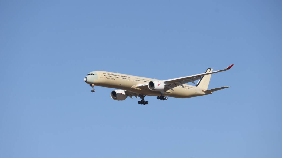 A350-1000ULR самолет в небе с голубым фоном