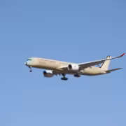 A350-1000ULR самолет в небе с голубым фоном