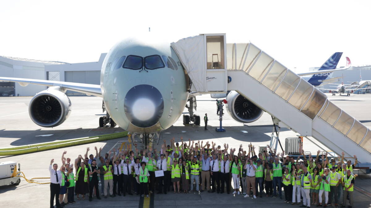 Группа людей на аэродроме у Airbus A350-1000ULR