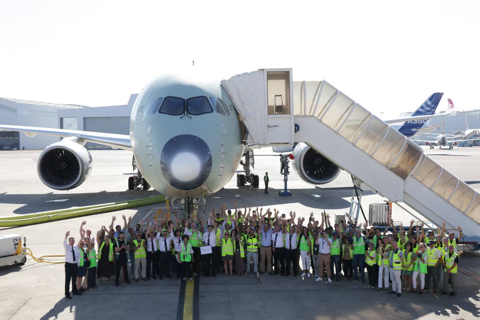 Airbus A350-1000ULR пролетел 23 076 км без дозаправки и побил рекорд дальности 2 Группа людей на аэродроме у Airbus A350-1000ULR