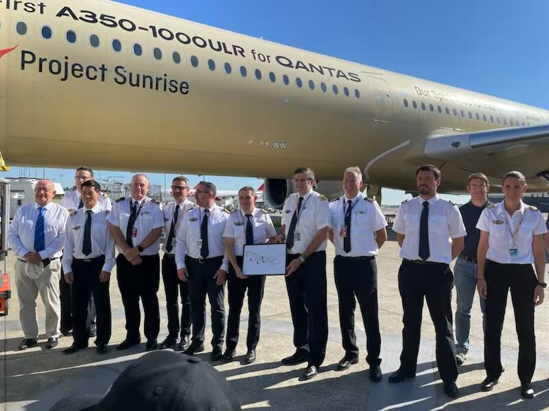Airbus A350-1000ULR пролетел 23 076 км без дозаправки и побил рекорд дальности 3 Группа пилотов и стюардов перед Airbus A350-1000ULR