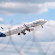 Самолет Airbus A321XLR в полёте облака небо