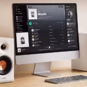 Акустика Edifier MR4.5 на столе с компьютером