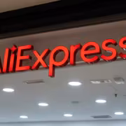 AliExpress оштрафовали на 550 млн евро. Это рекорд по закону о цифровых услугах 4 Вывеска AliExpress в торговом центре, красные светящиеся буквы