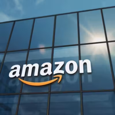 Здание с логотипом Amazon на стеклянной фасаде