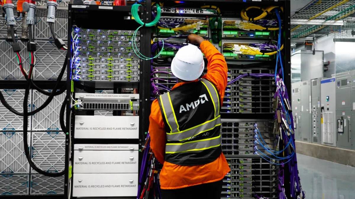 Работник у серверного оборудования AMD Helios в дата-центре