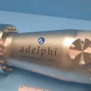 Купол с трубами и маркировкой adelphi в лаборатории