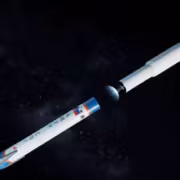 Ракета Falcon 9 в космосе рядом с планетой Амур-СПГ
