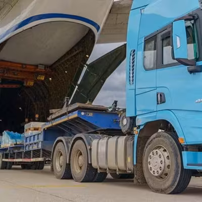 Самолет Ан-124-100 загружает оборудование из Турции