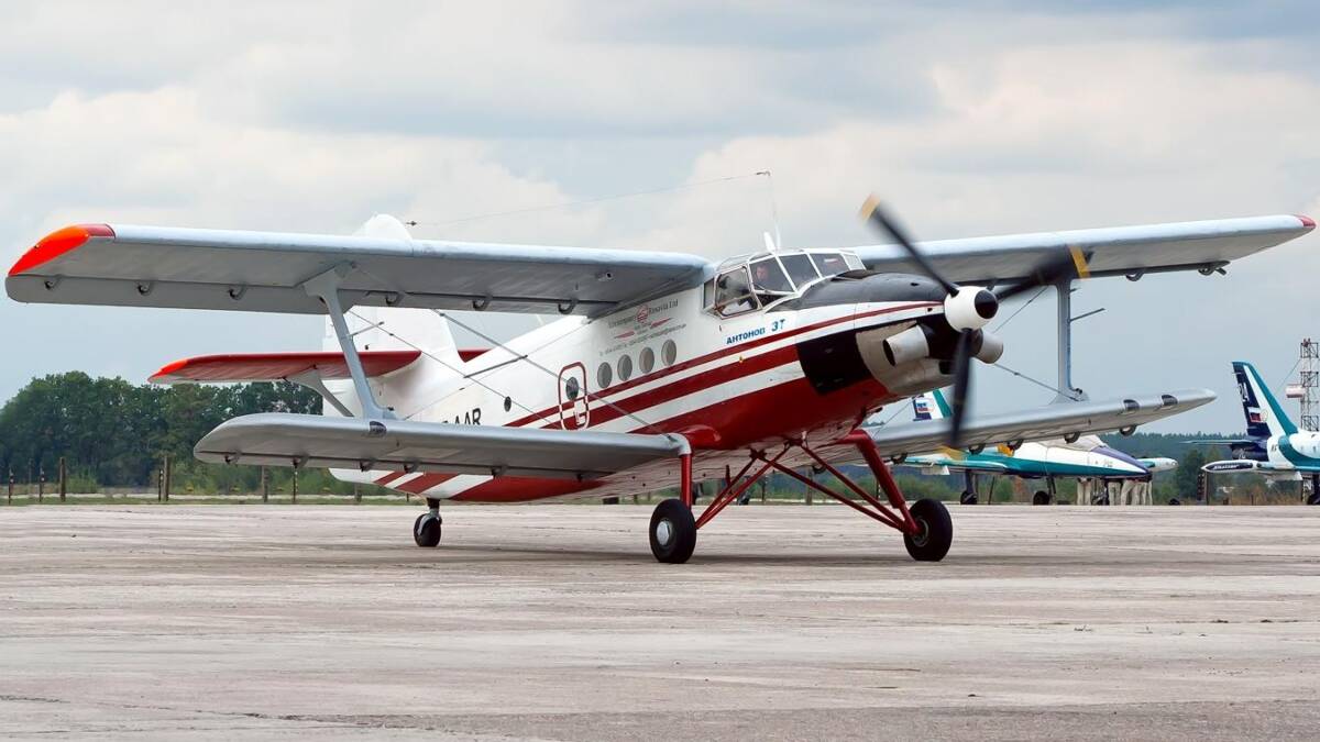 Самолёт Ан-38 на взлётной полосе войсковой авиации