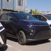 Автомобили на парковке в Граде Кама платформа