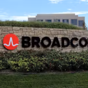Вид знака Broadcom у входа здания