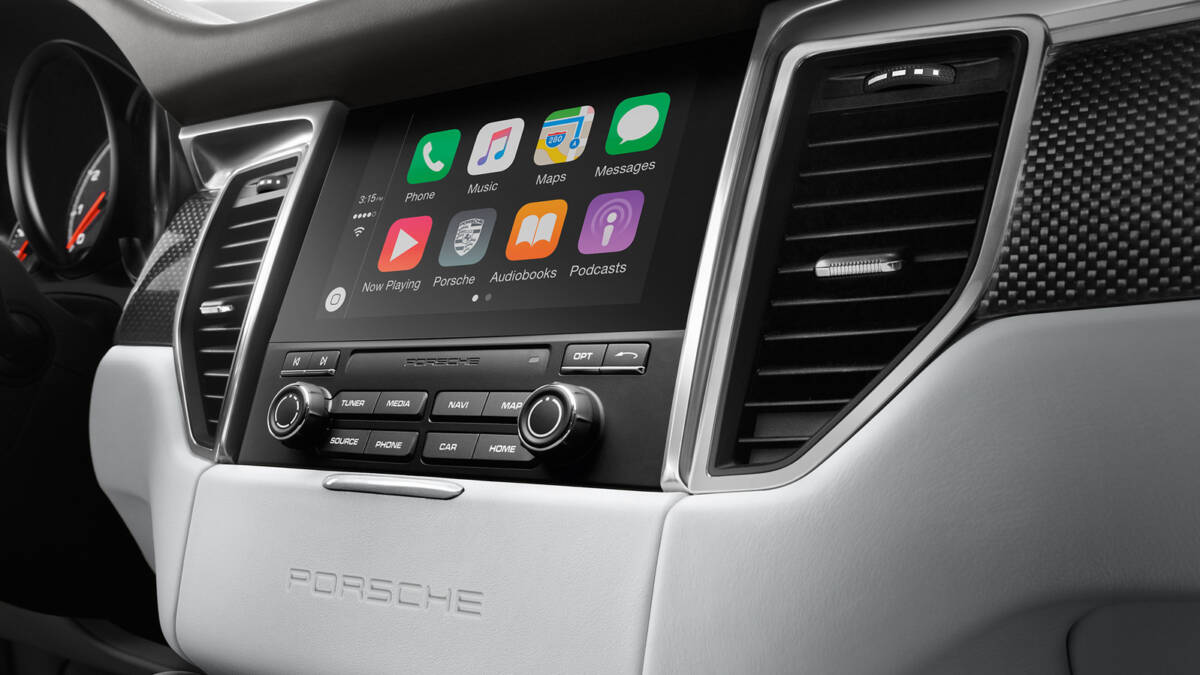 Видео на экране машины. Apple готовит CarPlay с просмотром роликов в iOS 27 5 Интерфейс CarPlay на сенсорном экране Porsche Cayenne