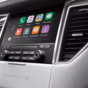 Интерфейс CarPlay на сенсорном экране Porsche Cayenne