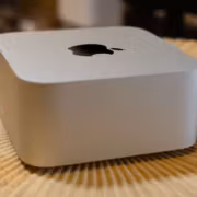 Apple готовит аренду iPhone и Mac, чтобы смягчить рост цен на память 4 корпус iPhone на деревянном столе без пыльных следов