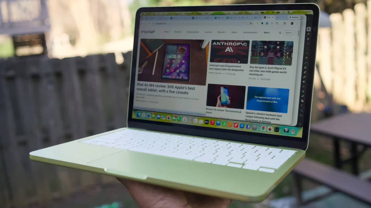 Легкий MacBook Neo с OLED-экраном в руке