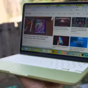 Apple готовит MacBook Neo на A19 Pro и OLED-экраны для всей линейки 4 Легкий MacBook Neo с OLED-экраном в руке