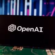Флеш-накопитель с логотипом OpenAI на материнской плате