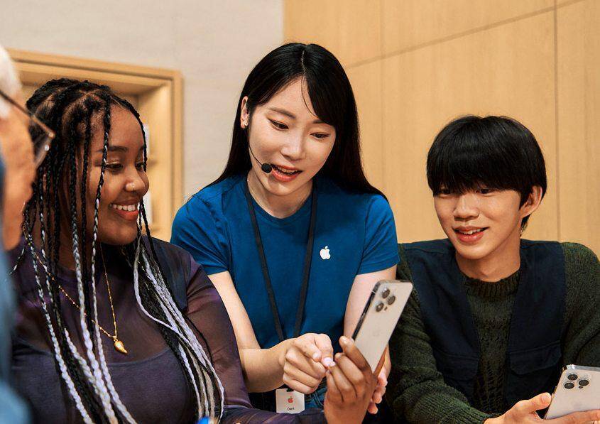 Apple начала записывать разговоры в Apple Store при помощи ИИ 1 Группа людей, смотрящих в смартфон Apple Store