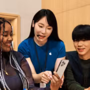 Apple начала записывать разговоры в Apple Store при помощи ИИ 17 Группа людей, смотрящих в смартфон Apple Store