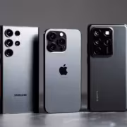 Смартфоны Samsung Galaxy в центре и за ними iPhone и Xiaomi