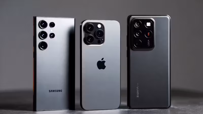 Смартфоны Samsung Galaxy в центре и за ними iPhone и Xiaomi