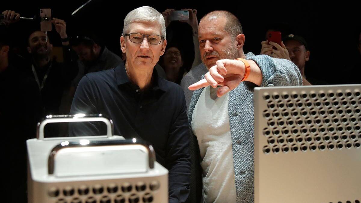 Apple не стала упоминать Джони Айва в иске против OpenAI 6 Два мужчины за компьютером Apple не упоминать Джони Айва