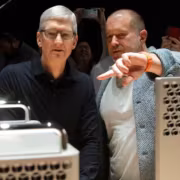 Apple не стала упоминать Джони Айва в иске против OpenAI 7 Два мужчины за компьютером Apple не упоминать Джони Айва