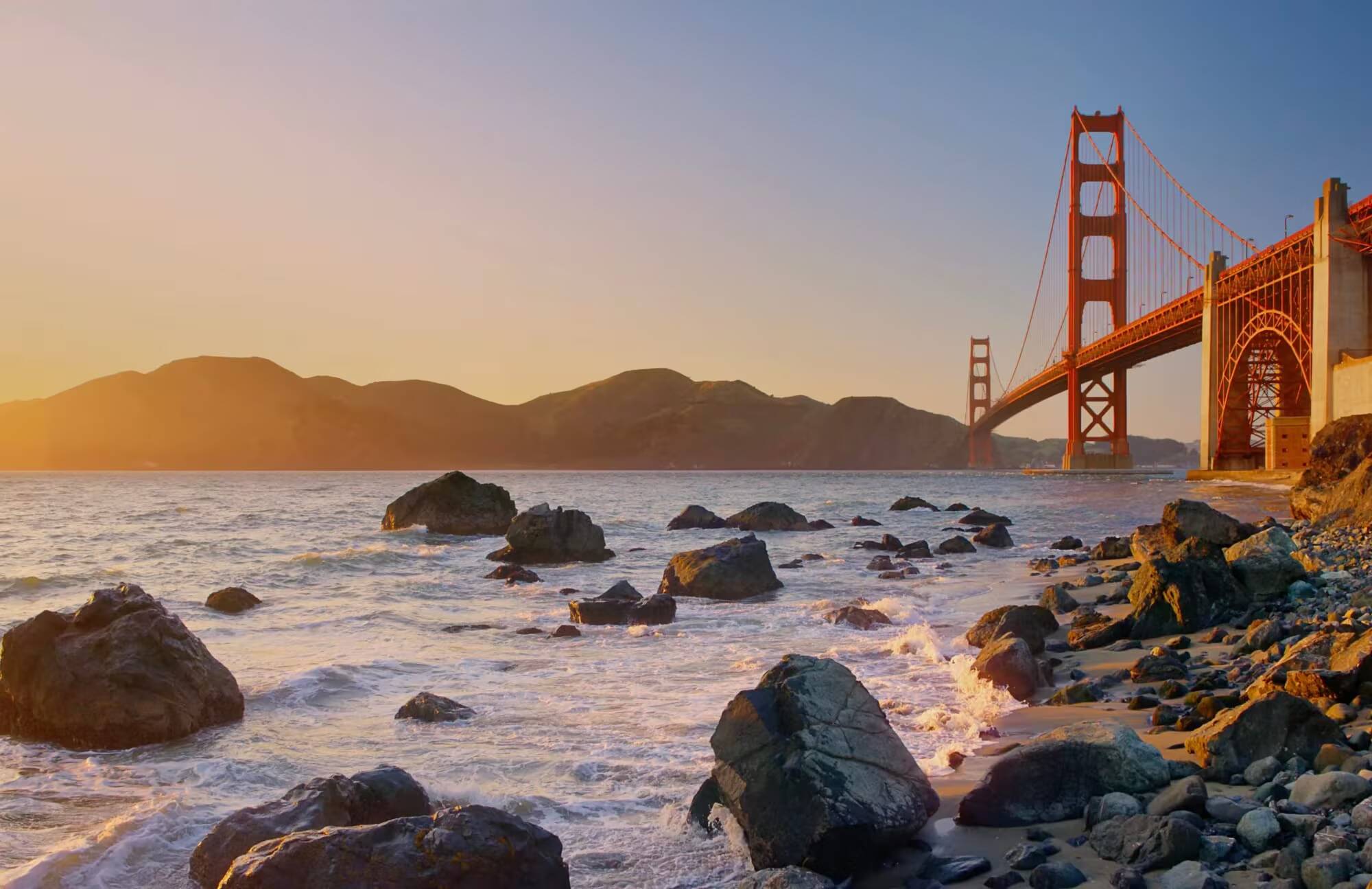 Мост Golden Gate на обоях macOS 27 в третьей бета