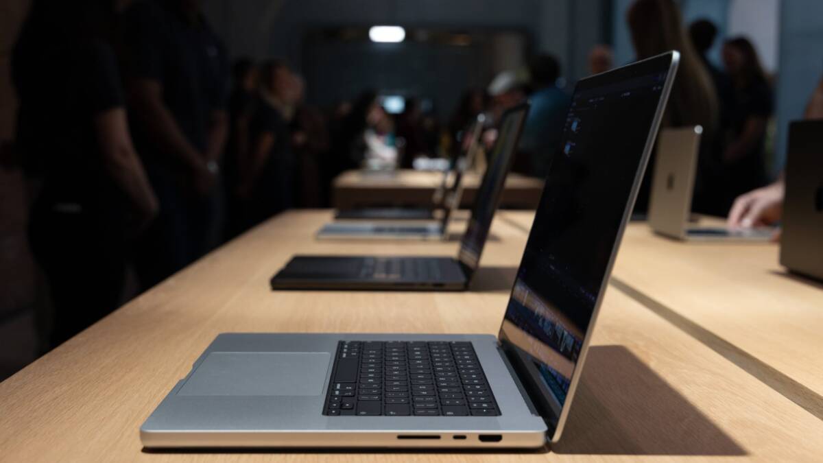Ноутбук MacBook Pro на столе в магазине Apple