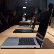 Ноутбук MacBook Pro на столе в магазине Apple