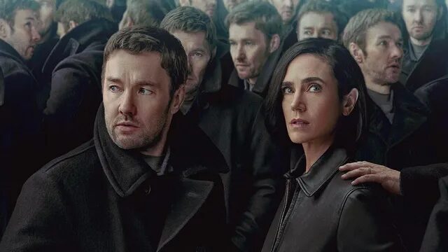 Лучшие сериалы в жанре научной фантастики на Apple TV 29 Два человека среди толпы в черной одежде на Apple TV