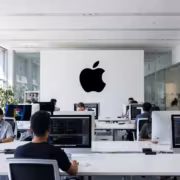 Рабочие места в офисе Apple с компьютерами iMac официальный логотип